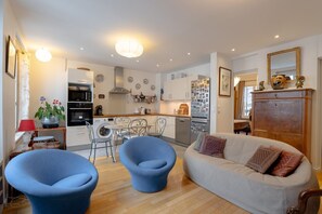 TV - Elegant 2 Bd w/AC – Golden Triangle Location (Paris)