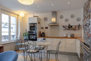 Fridge, microwave, oven, stovetop - Elegant 2 Bd w/AC – Golden Triangle Location (Paris)