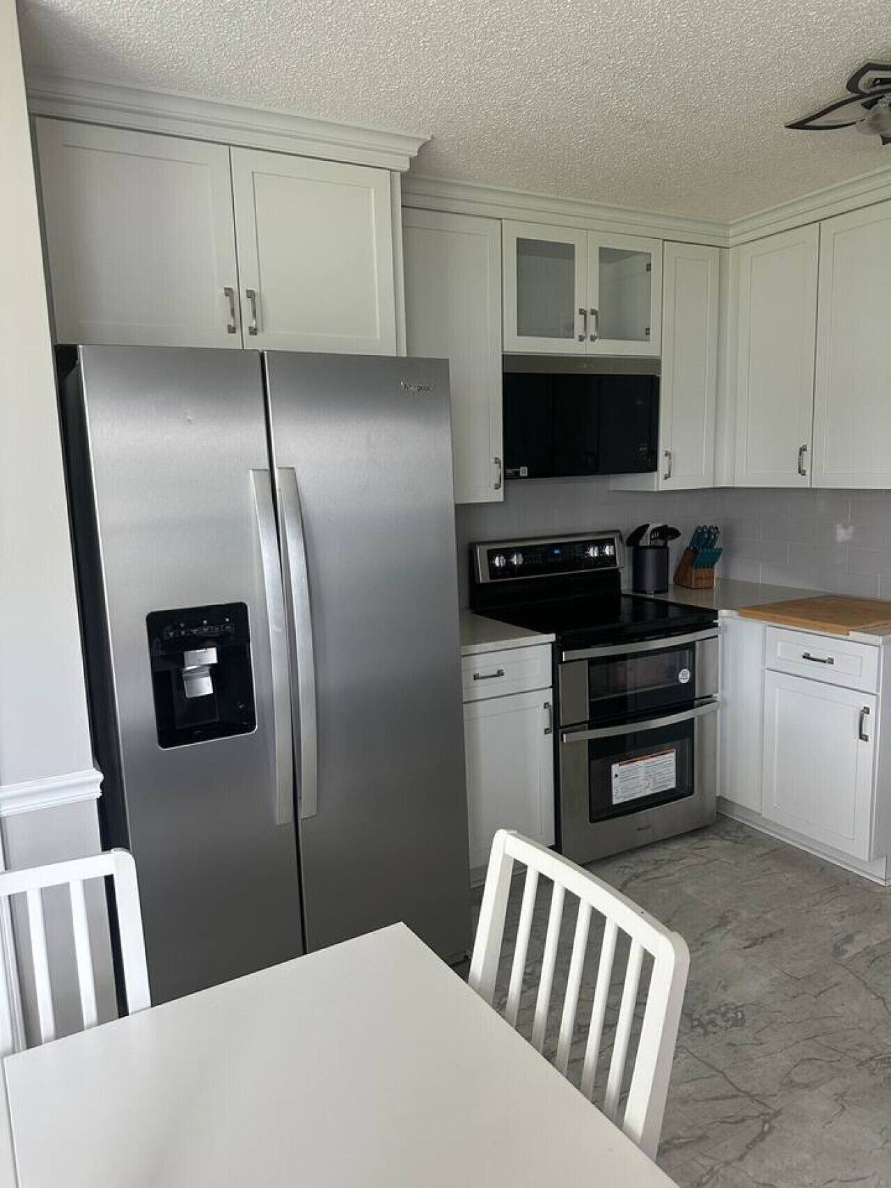 Jääkaappi, mikroaaltouuni, uuni, liesi