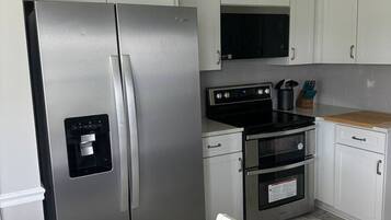 Een koelkast, een magnetron, een oven, een kookplaat