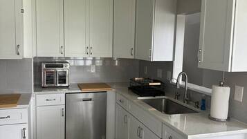 Een koelkast, een magnetron, een oven, een kookplaat