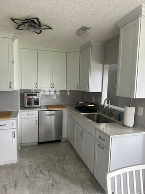 Fridge, microwave, oven, stovetop - Near Charlotte House (Seasonal Pool) (Concord)