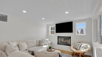 Fernseher, Kamin, Stereoanlage