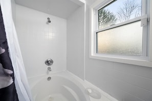 Hair dryer, towels, soap, shampoo - Convenient 2BR Minutes to SU, Hospitals & Downtown (Syracuse)