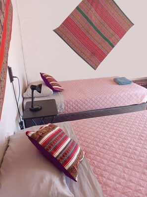Eenvoudige kamer, 1 twee- of 2 eenpersoonsbedden, gedeelde badkamer | Gratis wifi