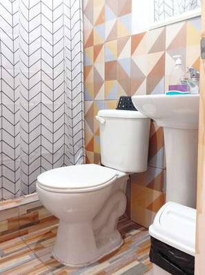 Family Quadruple Room, Private Bathroom | Bathroom