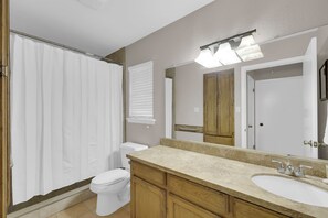 Hair dryer, towels, soap, toilet paper - Cozy & Walkable Avocet Ave. Condo – Prime Location (McAllen)