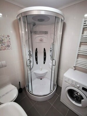 Suihku, hiustenkuivaaja, pyyhkeet, saippua