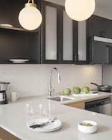 Ropa de cama hipoalergénica y caja de seguridad en la habitación