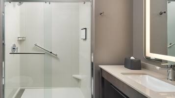 Gratis toiletartikelen, een haardroger, handdoeken, zeep