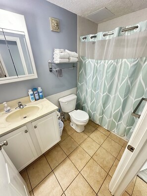 Hårtørrer, håndklæder, Sæbe, Toiletpapir