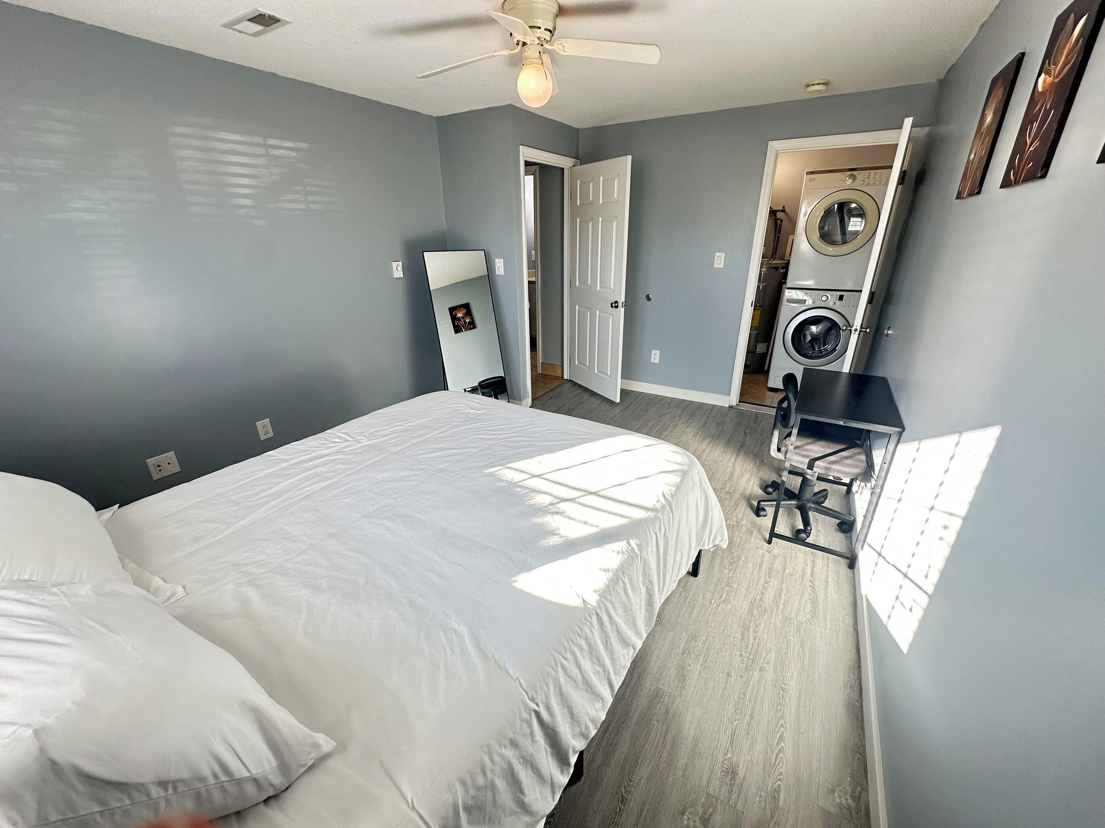 Tabla de planchar con plancha, wifi y ropa de cama 