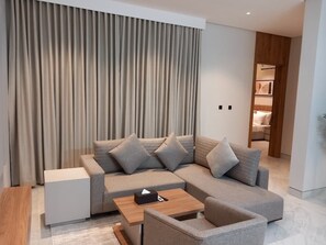 Deluxe Suite | Desk, soundproofing, iron/ironing board, free WiFi