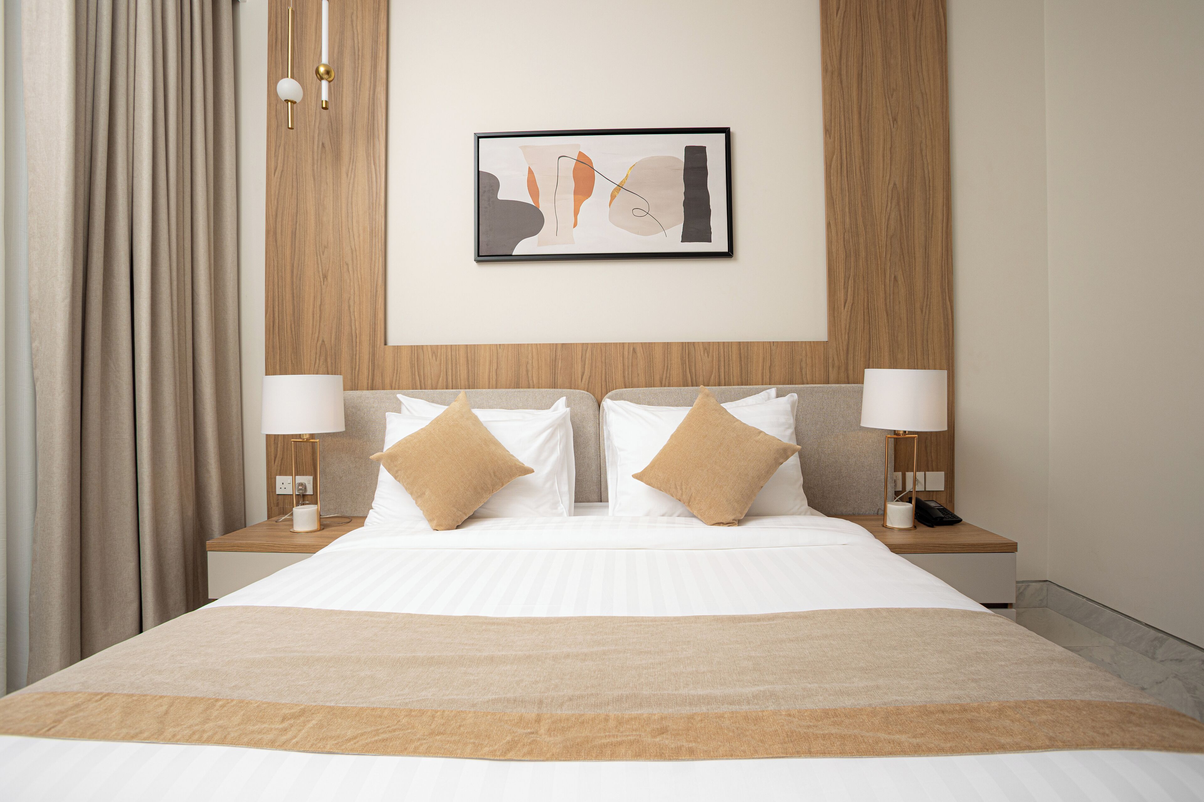 มินิบาร์ฟรี, โต๊ะทำงาน, ห้องเก็บเสียง, เตารีด/โต๊ะรีดผ้า