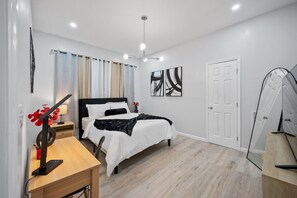 Escritorio, tabla de planchar con plancha, wifi y ropa de cama