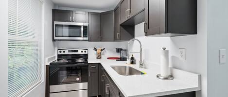 Réfrigérateur, micro-ondes, plaque de cuisson, cafetière/bouilloire