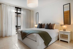 Iron/ironing board, WiFi, bed sheets - Luxury sunsets and golf in Los Flamingos (Málaga)