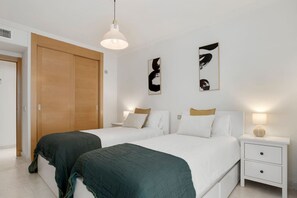 Iron/ironing board, WiFi, bed sheets - Luxury sunsets and golf in Los Flamingos (Málaga)