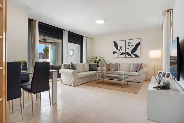 TV - Luxury sunsets and golf in Los Flamingos (Málaga)