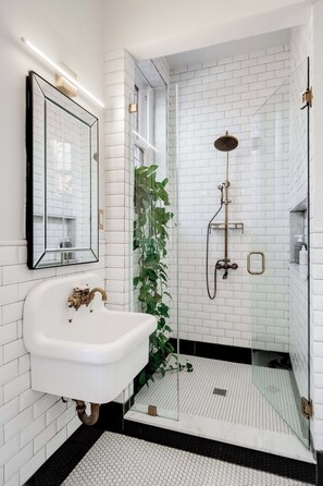 Shower, hair dryer, bidet, towels - Historic 4BR in Cherokee Triangle, Walk to Bardstown Rd & Derby Fun (Louisville)