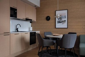 Fridge, microwave, oven, stovetop - Le Chalet Lingonberry D10 by Aavalevi (Levi)
