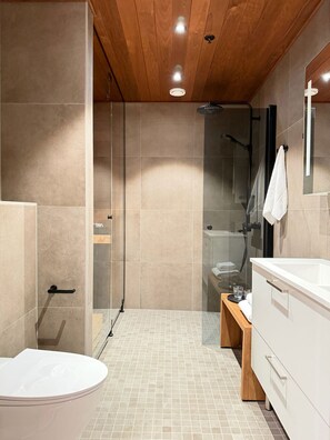 Hair dryer, towels - Le Chalet Lingonberry D10 by Aavalevi (Levi)