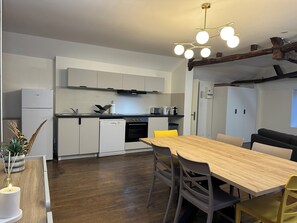 Een koelkast, een magnetron, een oven, een kookplaat