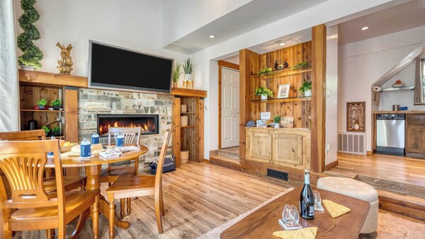 Cozy Tahoe Townhome W/ Fireplace, Balcony & Quick Access To Trails & Lake Cubana - Dollar Hill By Avantstay - Lago Tahoe
