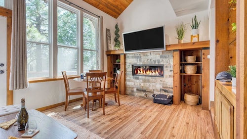 Cozy Tahoe Townhome w/ Fireplace, Balcony & Quick Access to Trails & Lake Cubana - Dollar Hill by Avantstay