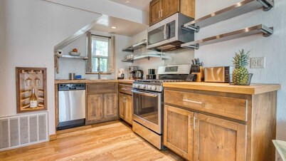 Cozy Tahoe Townhome w/ Fireplace, Balcony & Quick Access to Trails & Lake Cubana - Dollar Hill by Avantstay