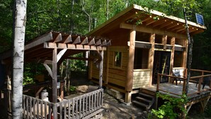 Terrace/patio - Disconnect on a private estate, hiking trails, Finnish sauna, canoe,,,, (Saguenay)
