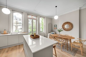 Dining - Luxury 3-Bed Flat • Kensington Olympia (London)
