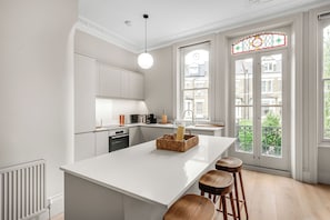 Private kitchen - Luxury 3-Bed Flat • Kensington Olympia (London)