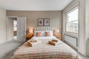3 bedrooms, desk, iron/ironing board, WiFi - Luxury 3-Bed Flat • Kensington Olympia (London)
