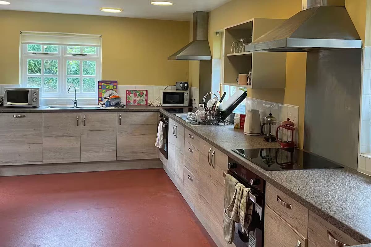 Family House, 5 Bedrooms, Pets Allowed, Garden View | Private kitchen | Fridge, microwave, oven, stovetop