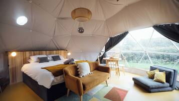 Estudio de lujo, se aceptan mascotas, vista al jardín | Área de sala de estar | Smart TV, Netflix, Hulu y servicios de streaming