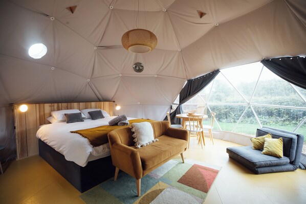 Luxury Studio, Pets Allowed, Garden View | Living area | Smart TV, Netflix, Hulu, streaming services