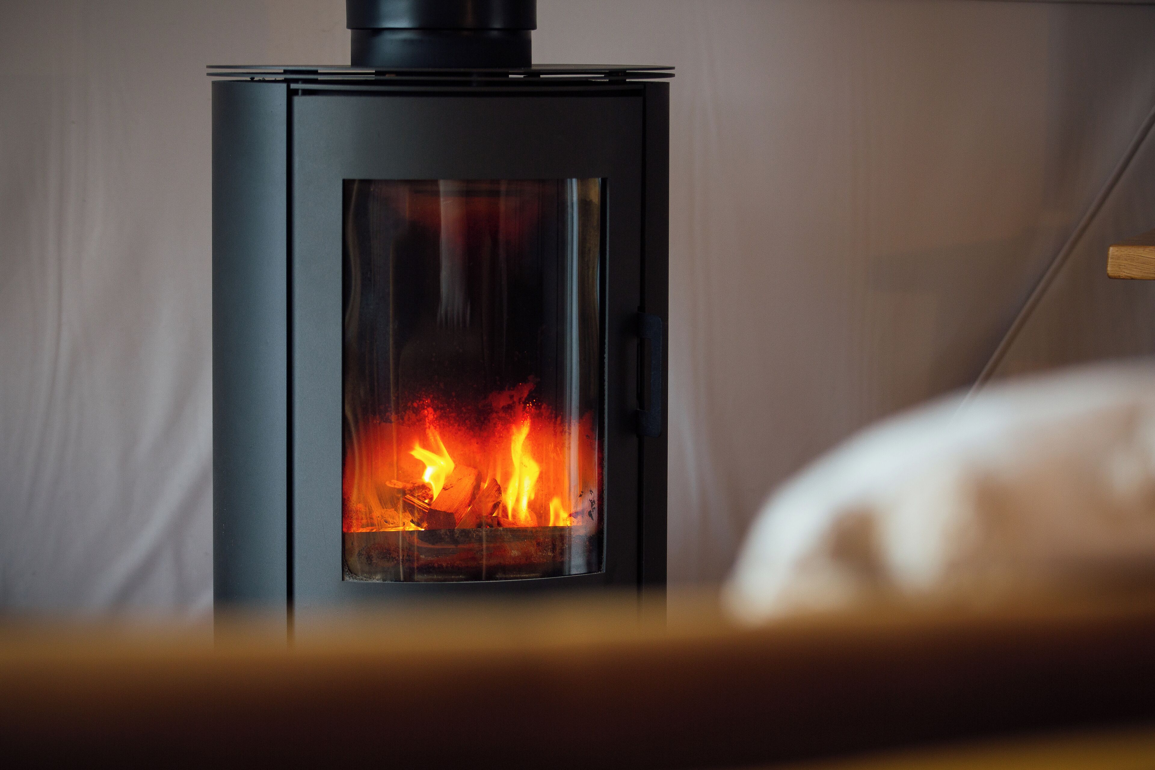 Un poêle à bois dont on peut voir les flammes.