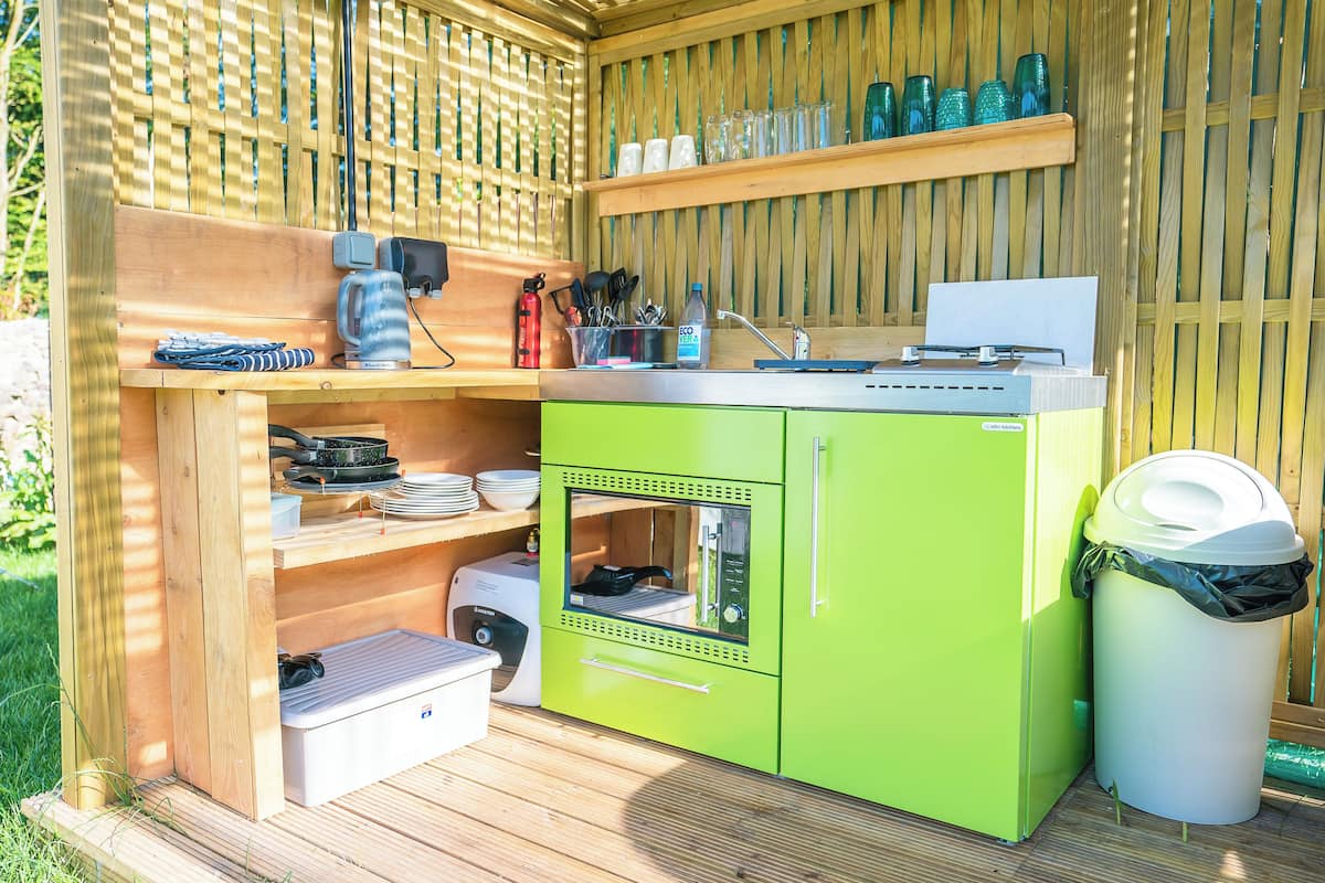 Superior Apartment, Garden View | Private kitchen | Fridge, microwave, oven, stovetop