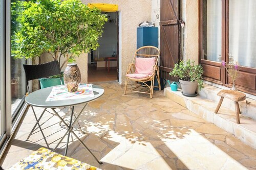 Studio flat with conservatory and garden