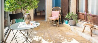 Studio flat with conservatory and garden