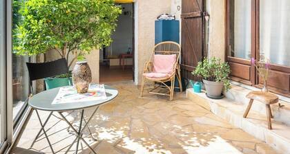 Studio flat with conservatory and garden