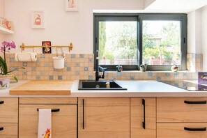 Private kitchen - Studio flat with conservatory and garden (Saint-Martin-de-Londres)