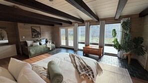 4 chambres, fer et planche à repasser, lit de bébé portatif