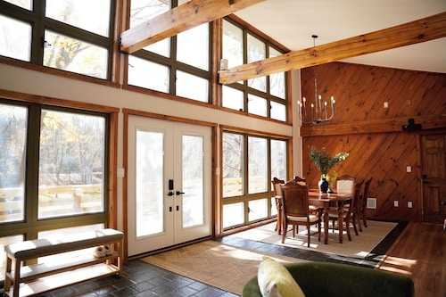 Luxurious woodland retreat in Lancaster county