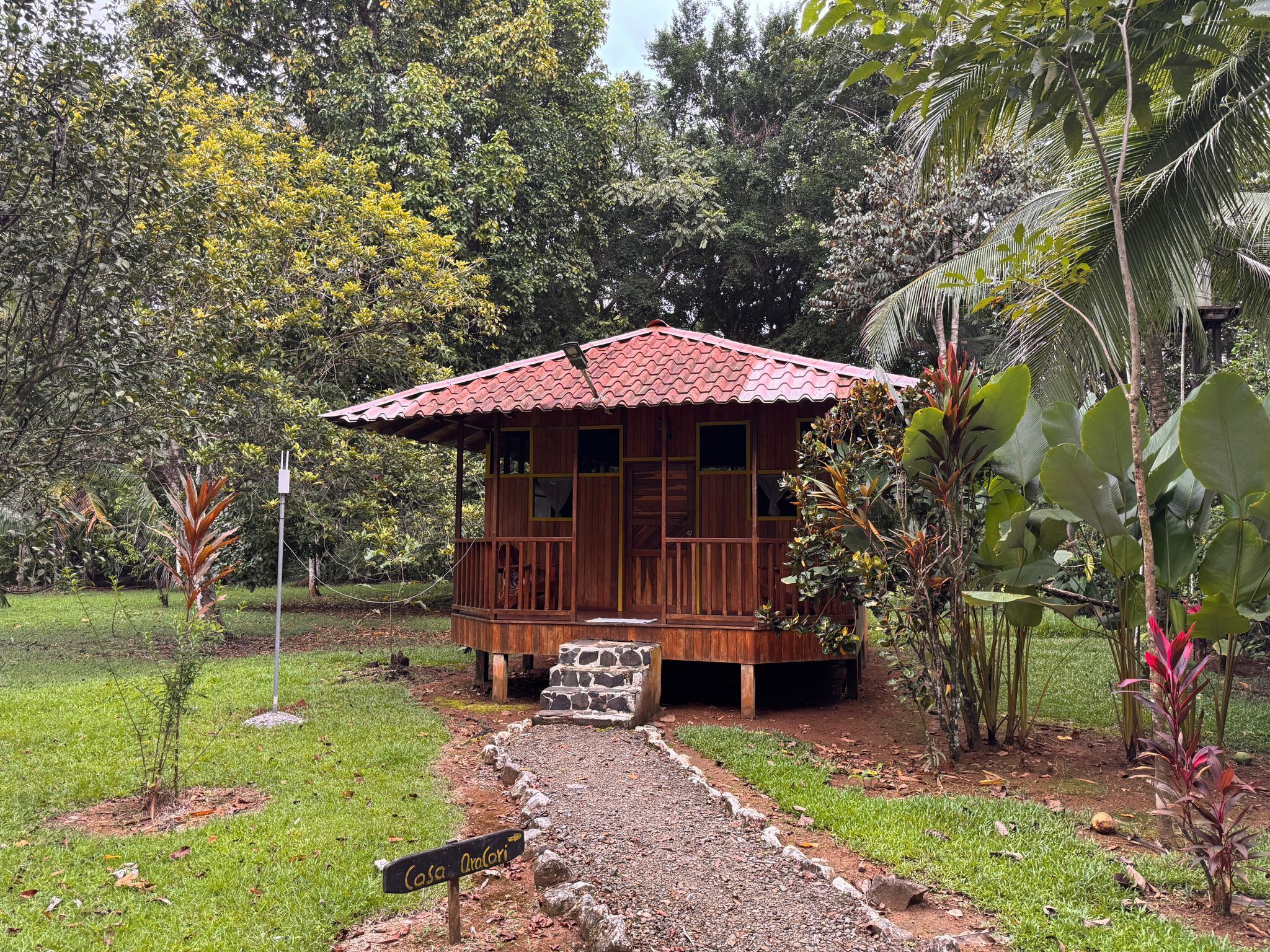 Comfort Cabin, River View | Desk, free WiFi