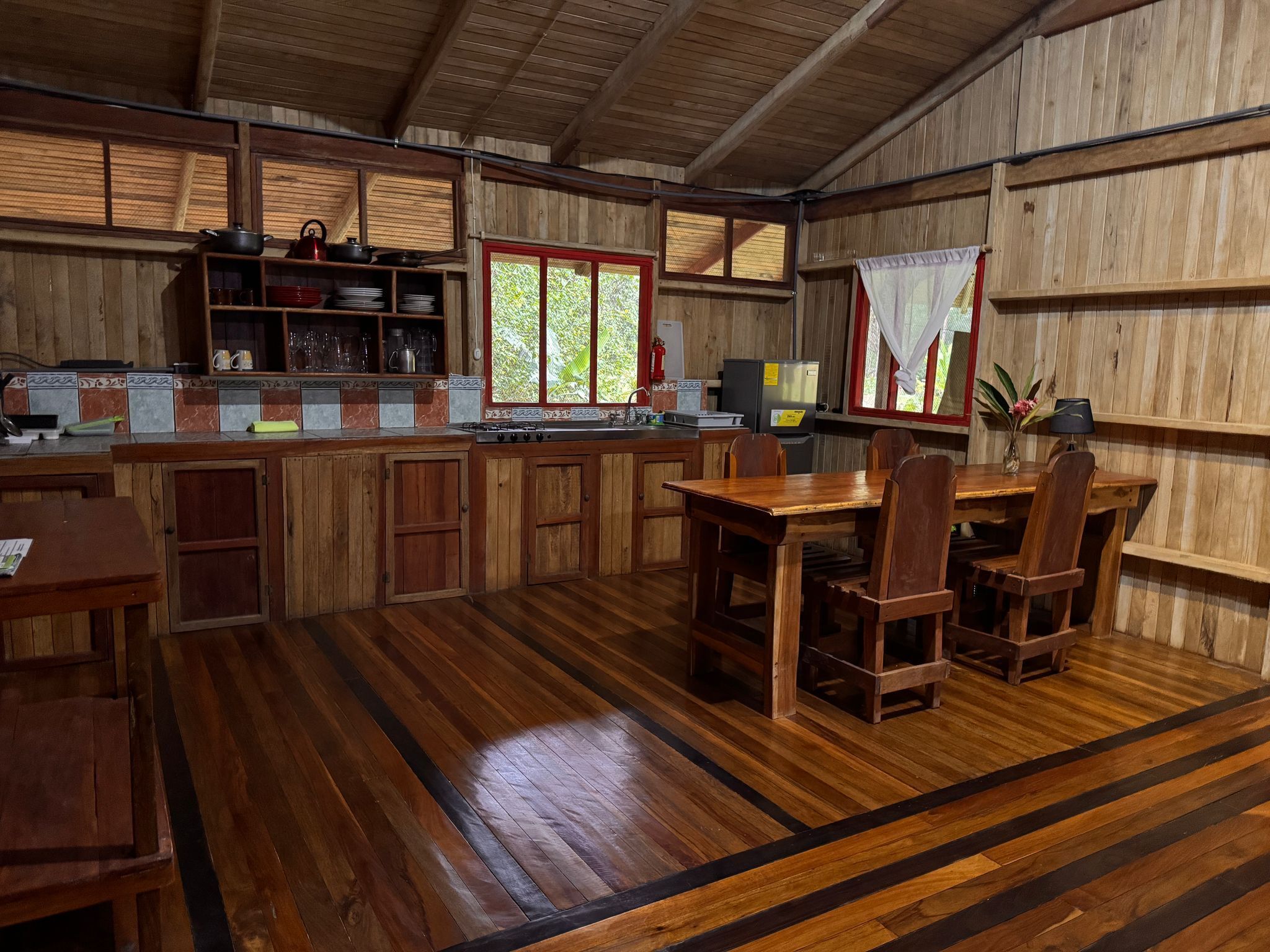 Chalet familiar, servicio de limpieza, vista al parque | Escritorio y wifi gratis 