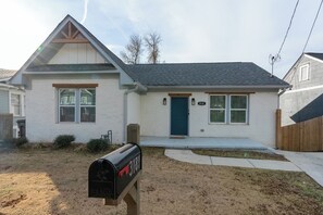 Exterior - Modern 3BR home 8 min to Airport that sleeps 8 (HAPEVILLE)
