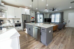 Een magnetron, een oven, een kookplaat, een vaatwasser