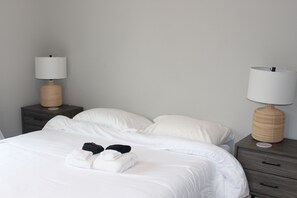 Iron/ironing board, WiFi, bed sheets - Modern 3BR home 8 min to Airport that sleeps 8 (HAPEVILLE)